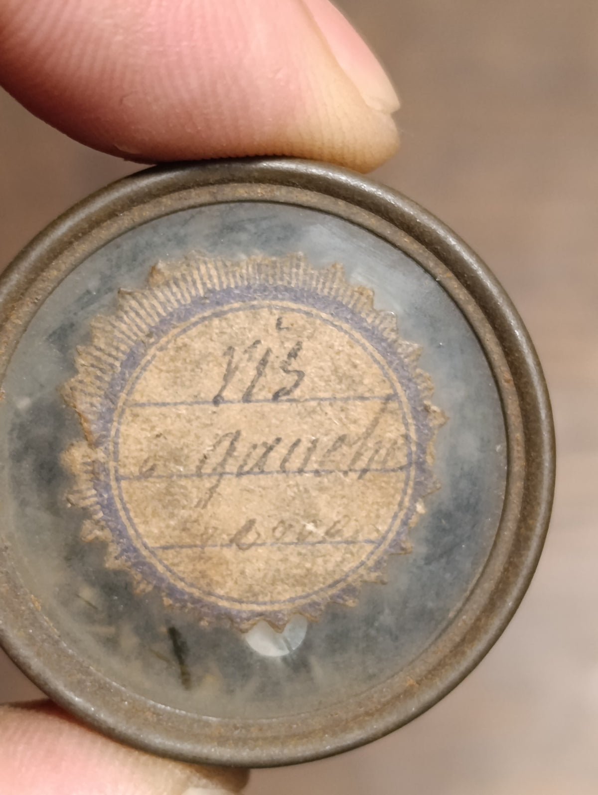 Lot de vis d’horlogerie à larges têtes plates – boîte ancienne