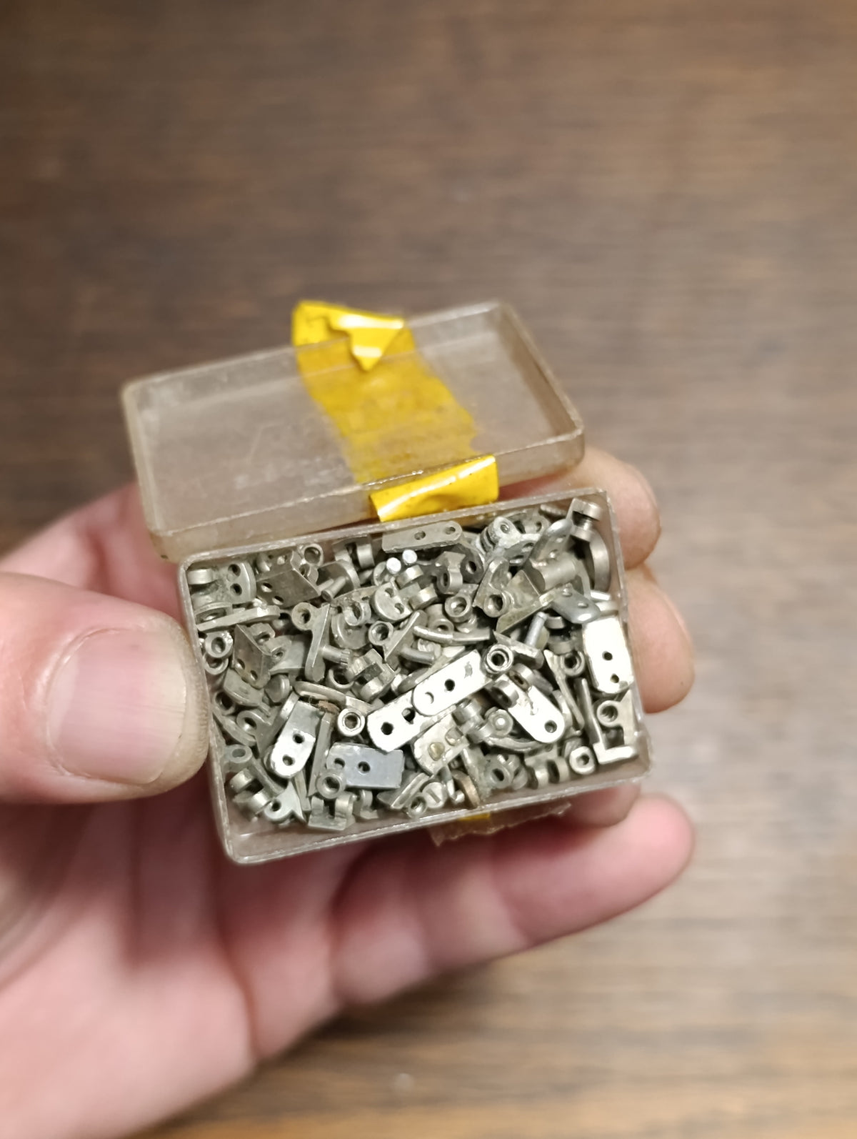 Lot de petites pièces percées d’horlogerie – supports et pattes