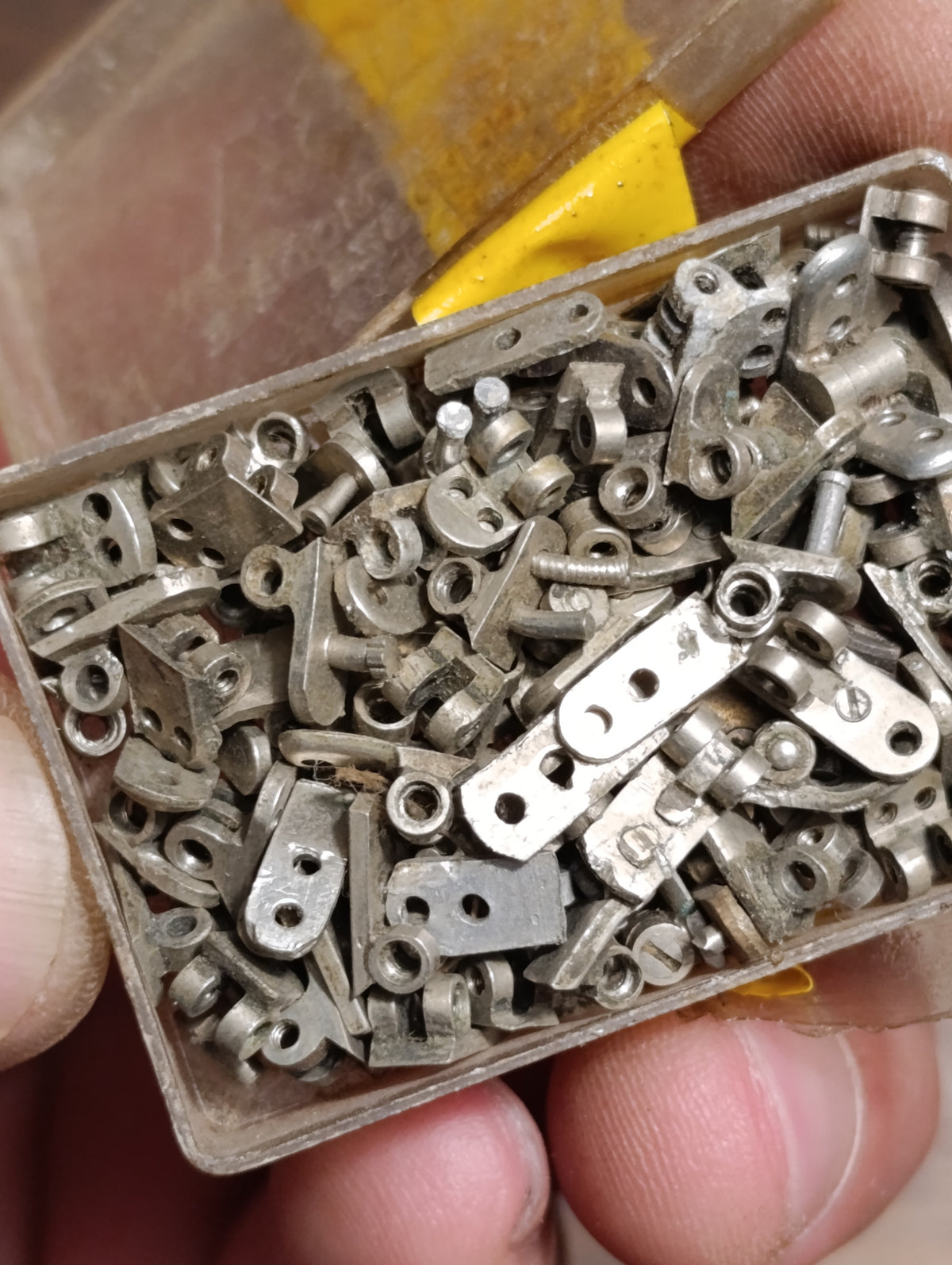 Lot de petites pièces percées d’horlogerie – supports et pattes