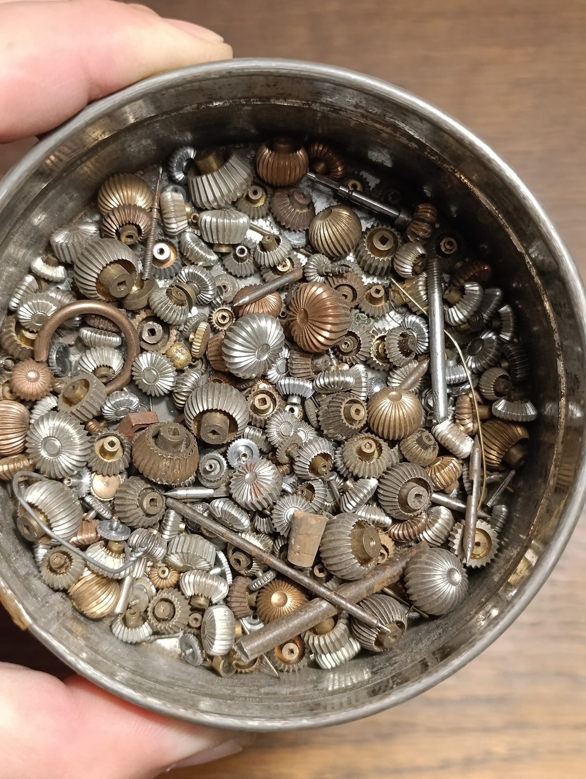 Grand lot de couronnes de montres à gousset et pièces de remontoir