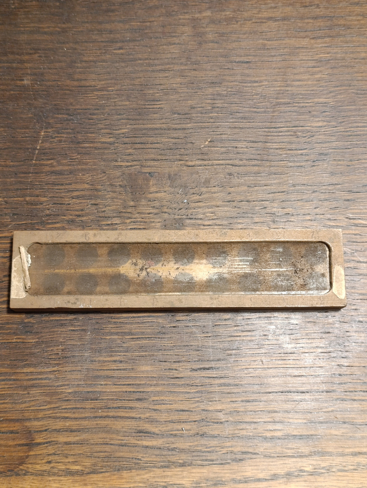 Lot de strass anciens multicolores à dos doré en boîte à 18 cases – vue 2
