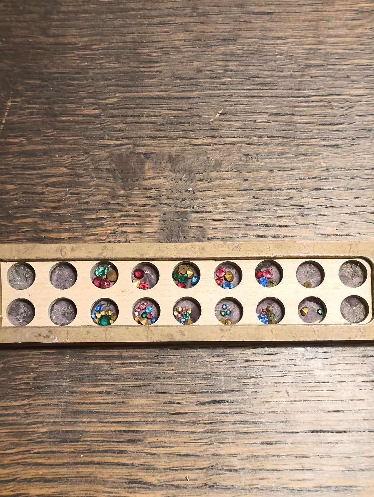 Lot de strass anciens multicolores à dos doré en boîte à 18 cases – vue 1