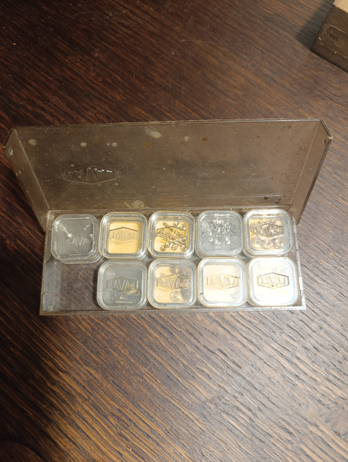Lot de vis et fournitures d’horlogerie en boîtes Laval — vue 2