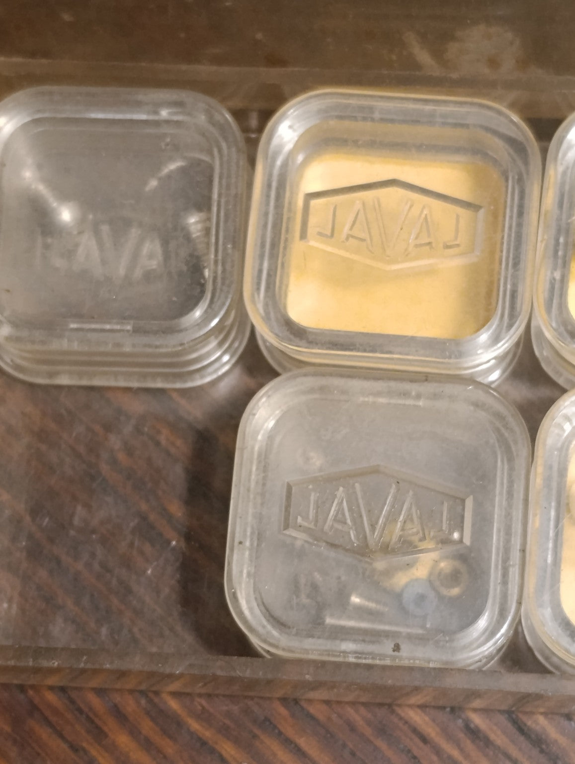 Lot de vis et fournitures d’horlogerie en boîtes Laval — vue 3