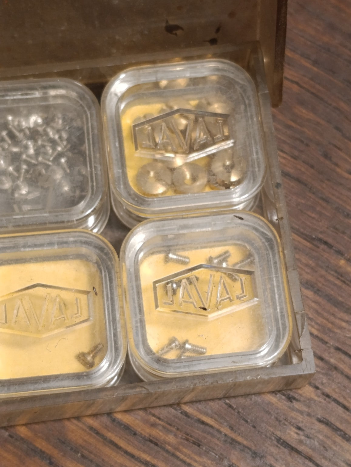 Lot de vis et fournitures d’horlogerie en boîtes Laval — détail 5