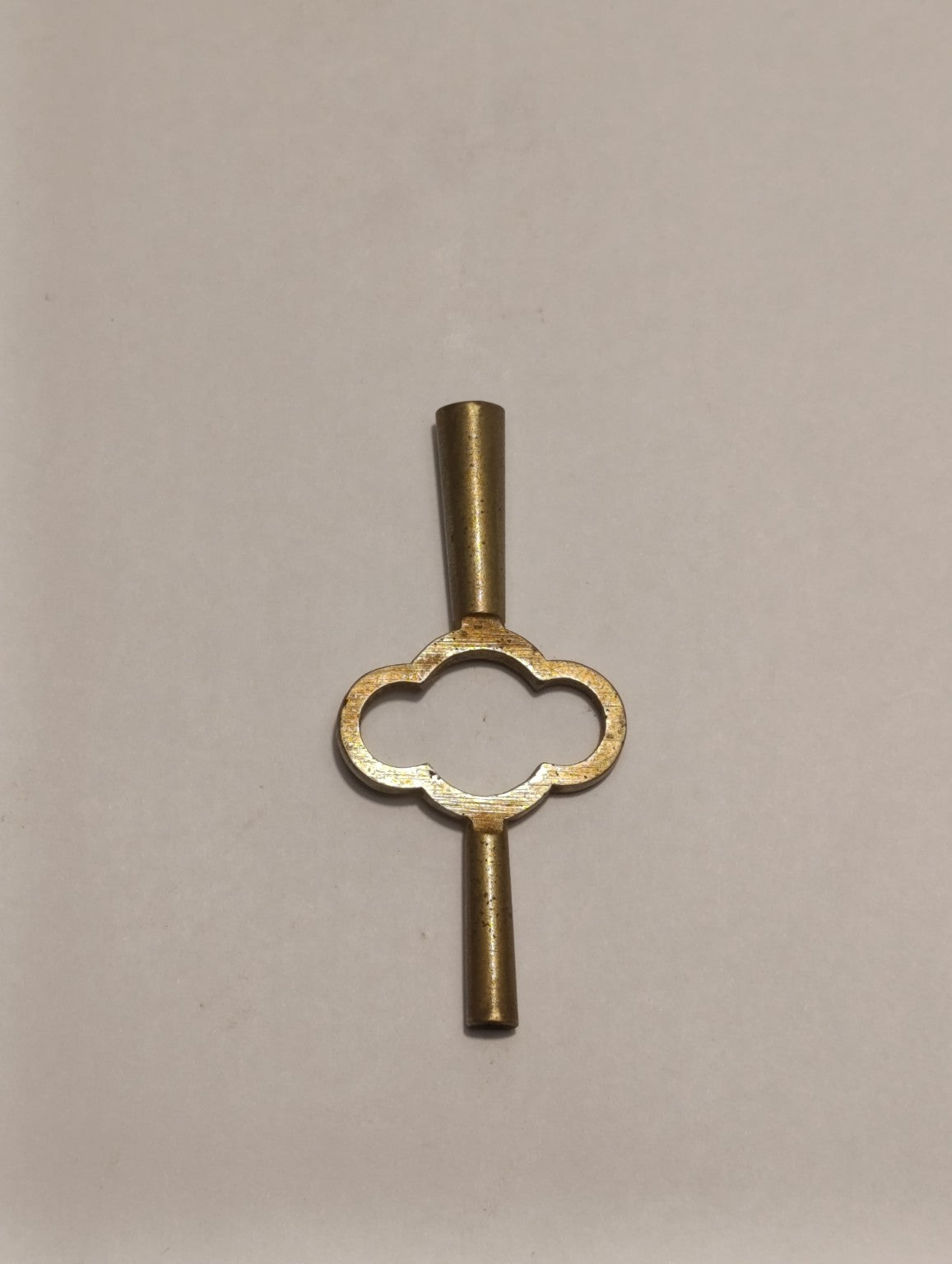 Clé double ancienne de remontage pour pendule — poignée ajourée à quatre lobes — recto
