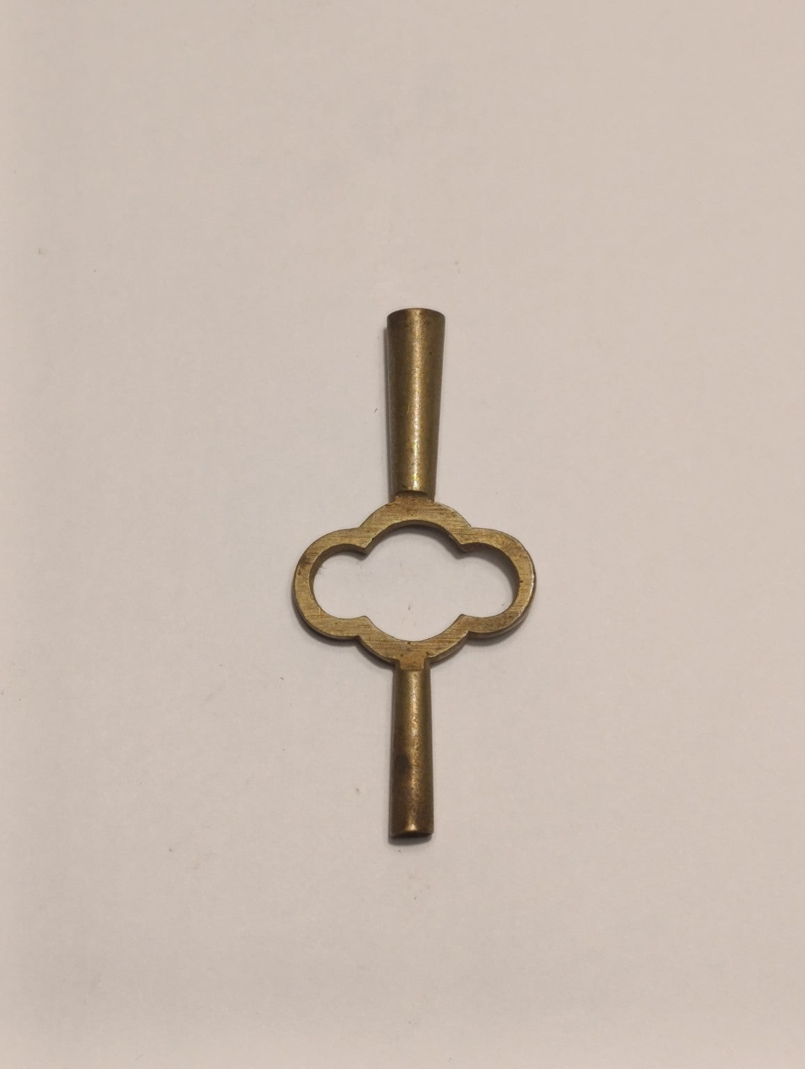 Clé double ancienne de remontage pour pendule — poignée ajourée à quatre lobes — verso