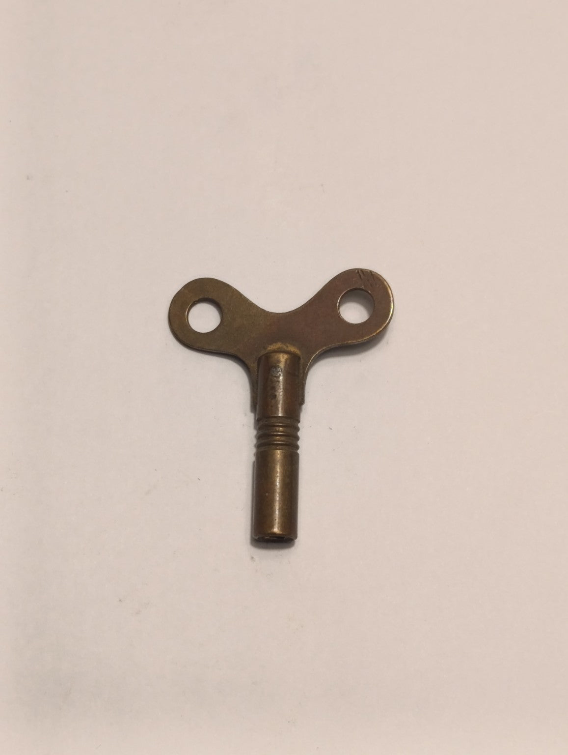 Clé ancienne de remontage pour horloge — poignée papillon à deux trous ronds — verso