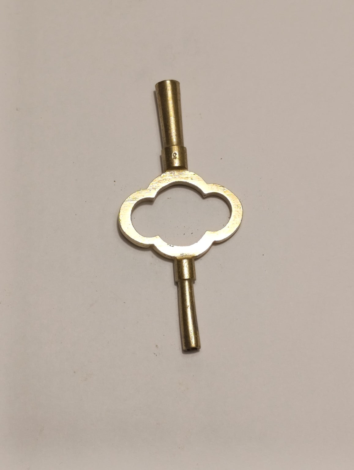 Clé double ancienne de remontage pour pendule — poignée à quatre lobes, embouts à collerettes — verso