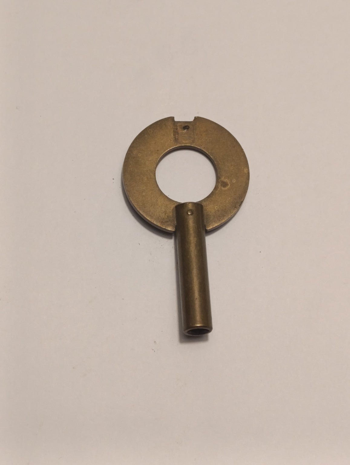 Clé ancienne de remontage pour pendule — poignée ronde, embout supérieur manquant — recto
