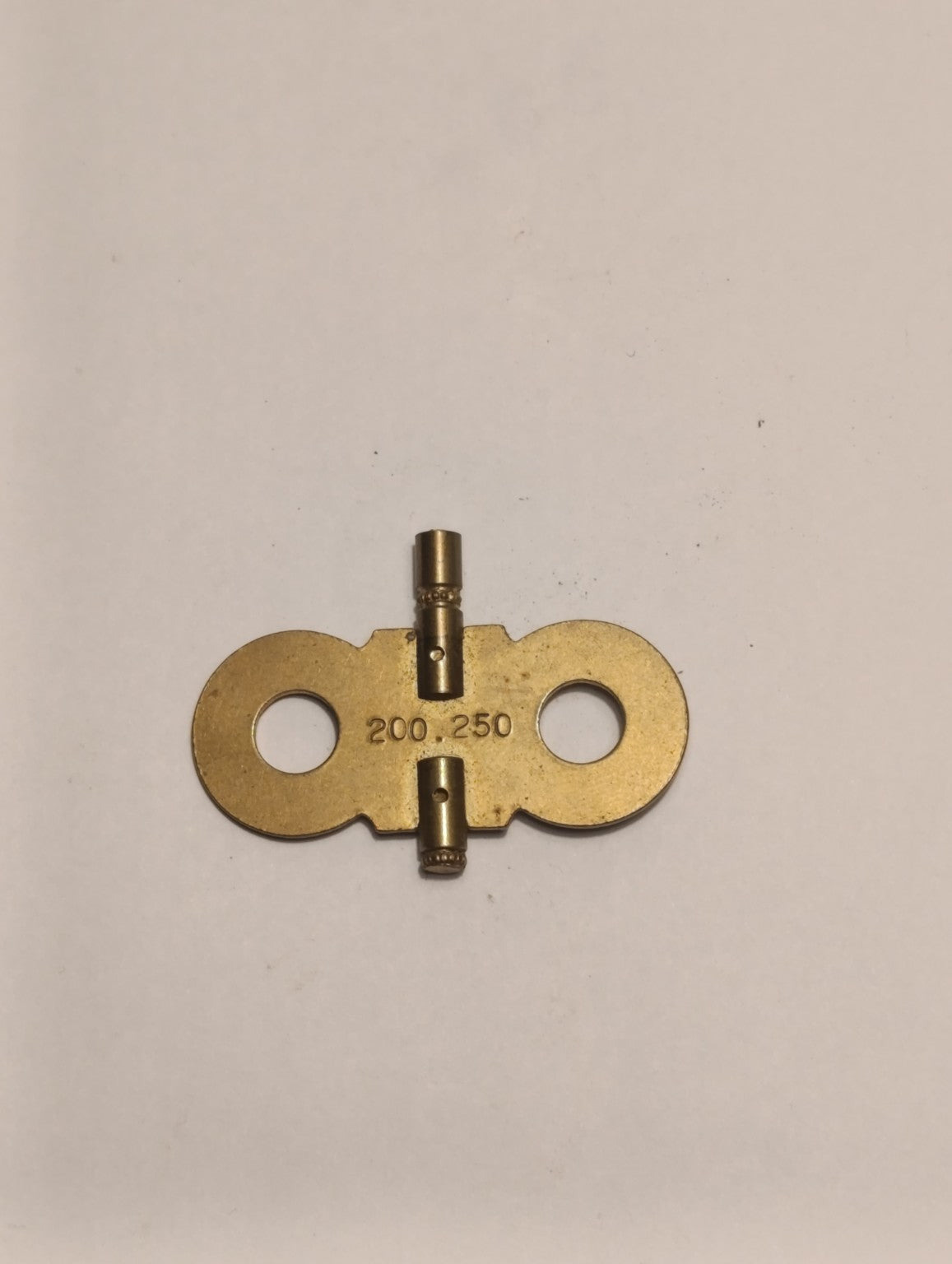 Clé double ancienne de remontage pour pendule — marquage 200 250 — recto