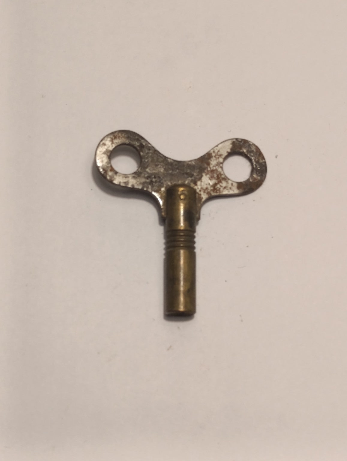 Clé ancienne de remontage pour horloge — poignée papillon oxydée à deux trous — verso