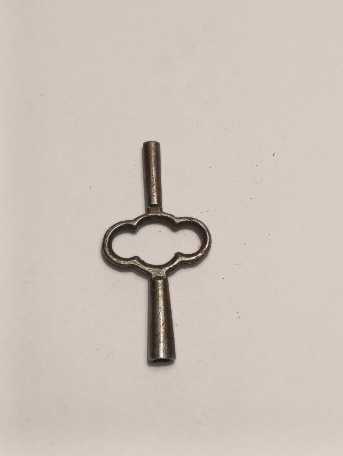 Clé double ancienne de remontage pour pendule — poignée ajourée à quatre lobes en métal — recto