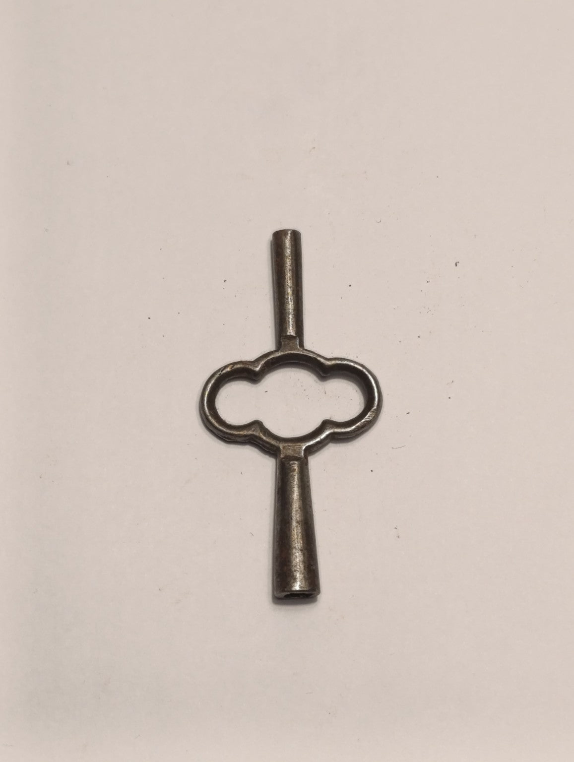Clé double ancienne de remontage pour pendule — poignée ajourée à quatre lobes en métal — verso