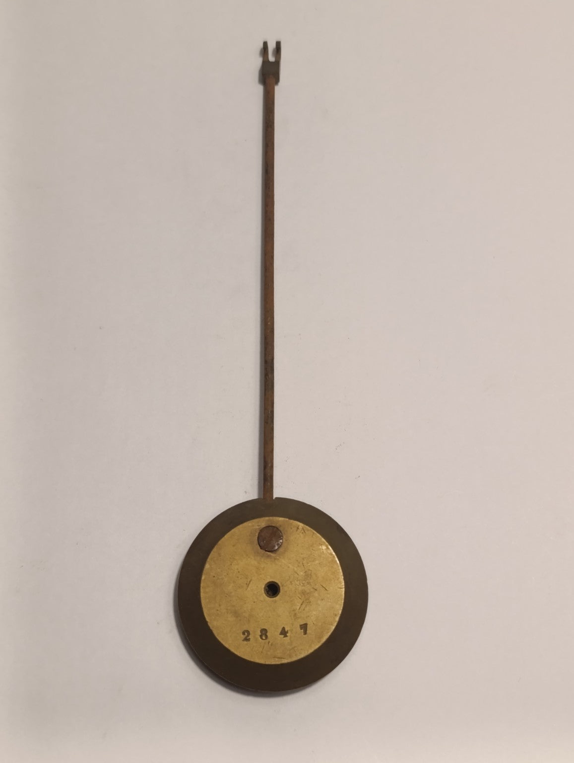Balancier ancien de pendule à lentille ronde, marquage 2847 — recto