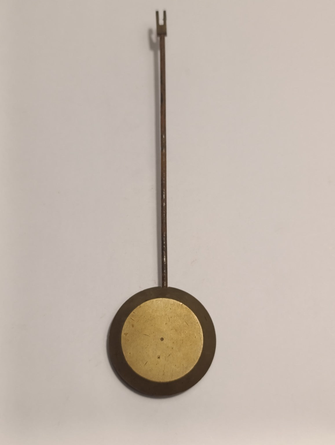 Balancier ancien de pendule à lentille ronde, marquage 2847 — verso