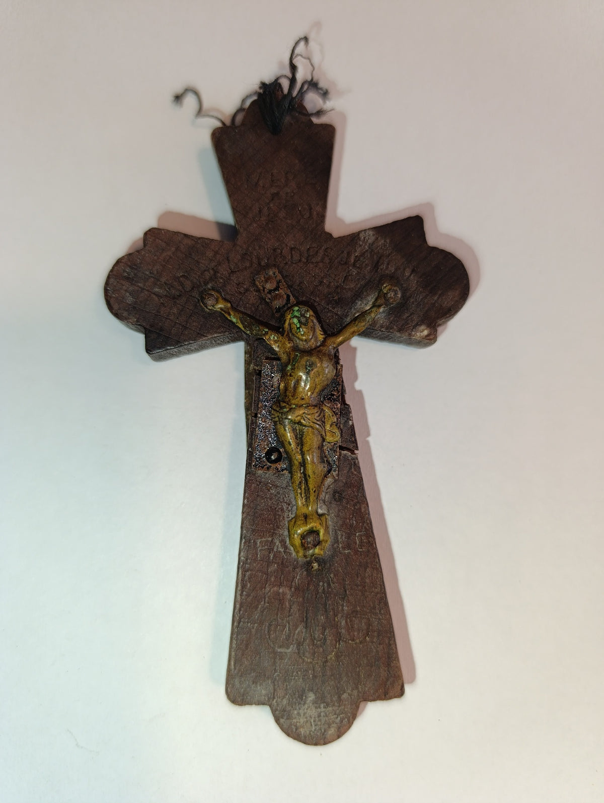 Crucifix ancien de Lourdes en bois gravé, face avec Christ en métal