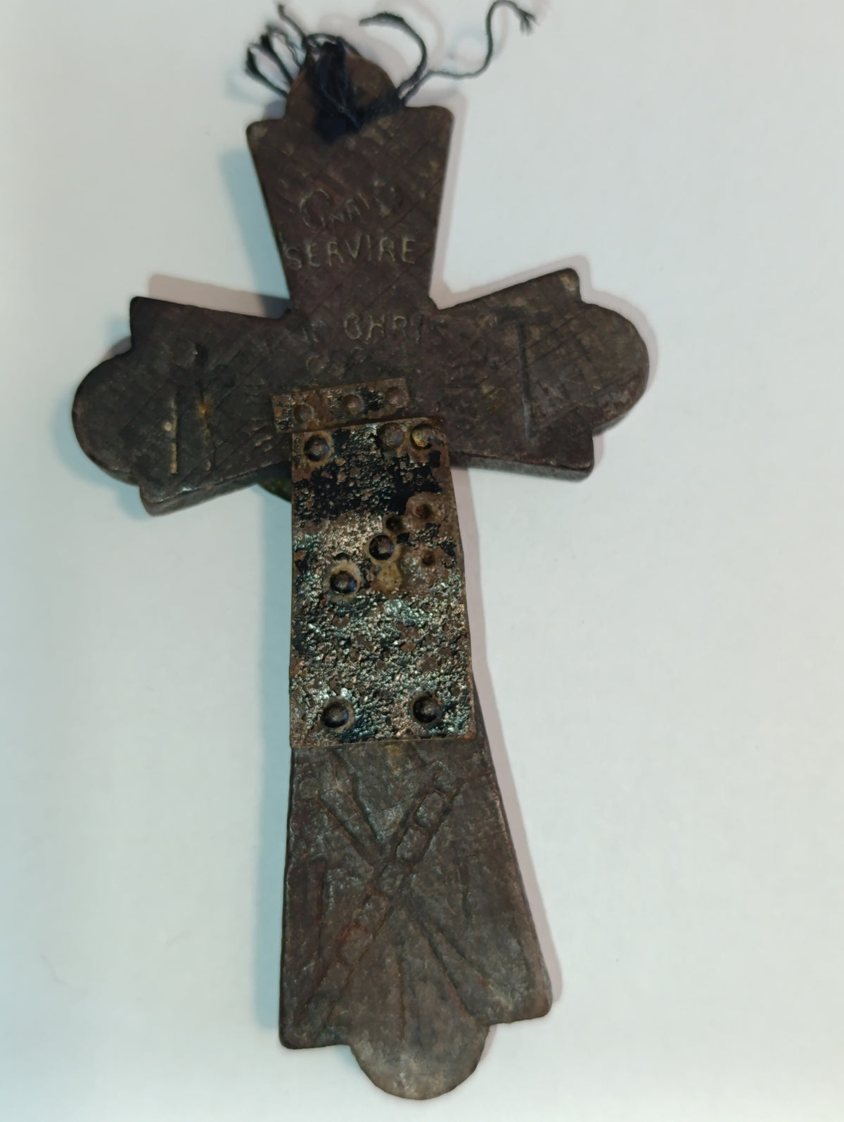 Revers du crucifix de Lourdes avec plaques métalliques de réparation