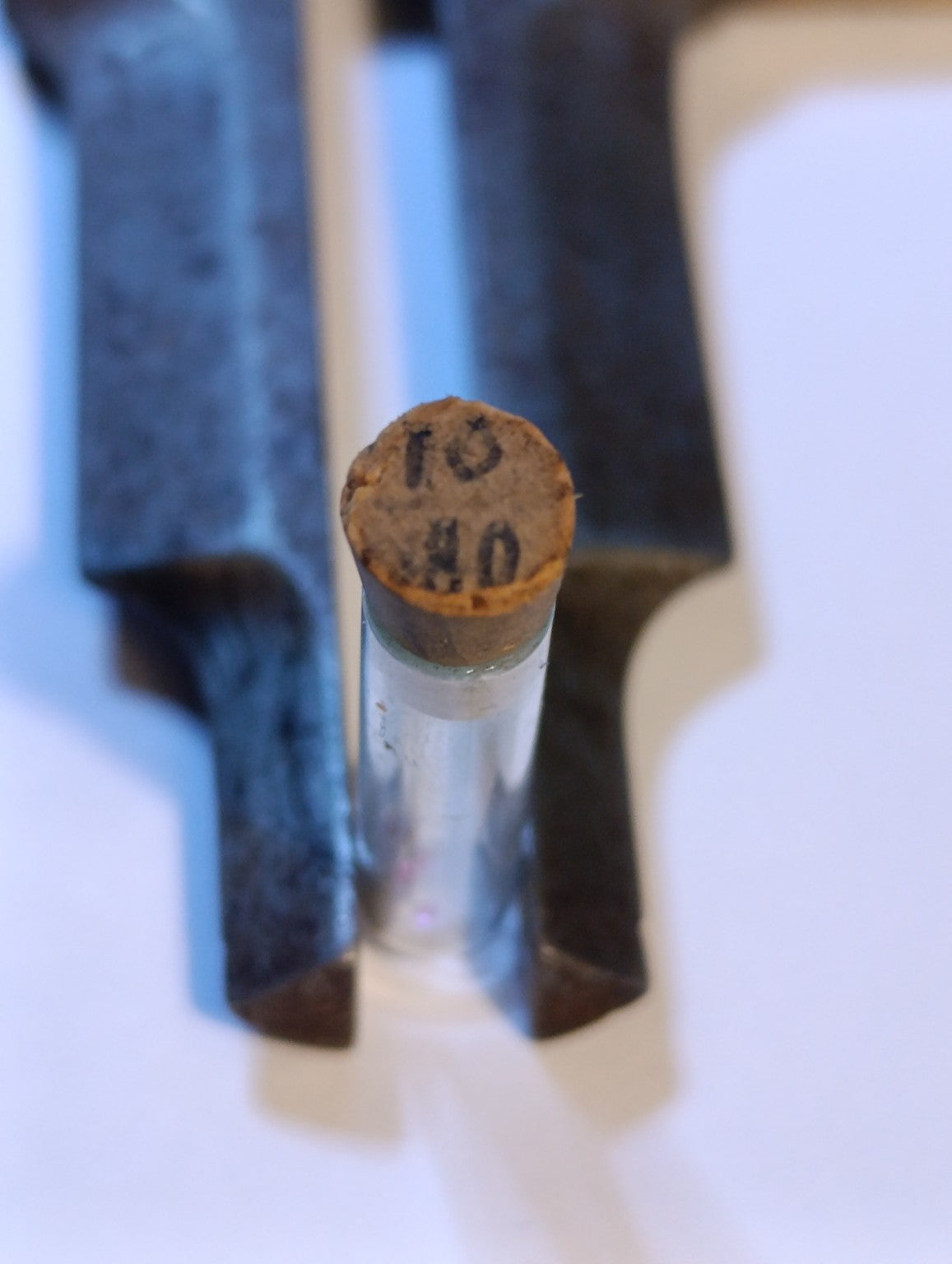 Fiole de rubis, bouchon marqué 10 / 80