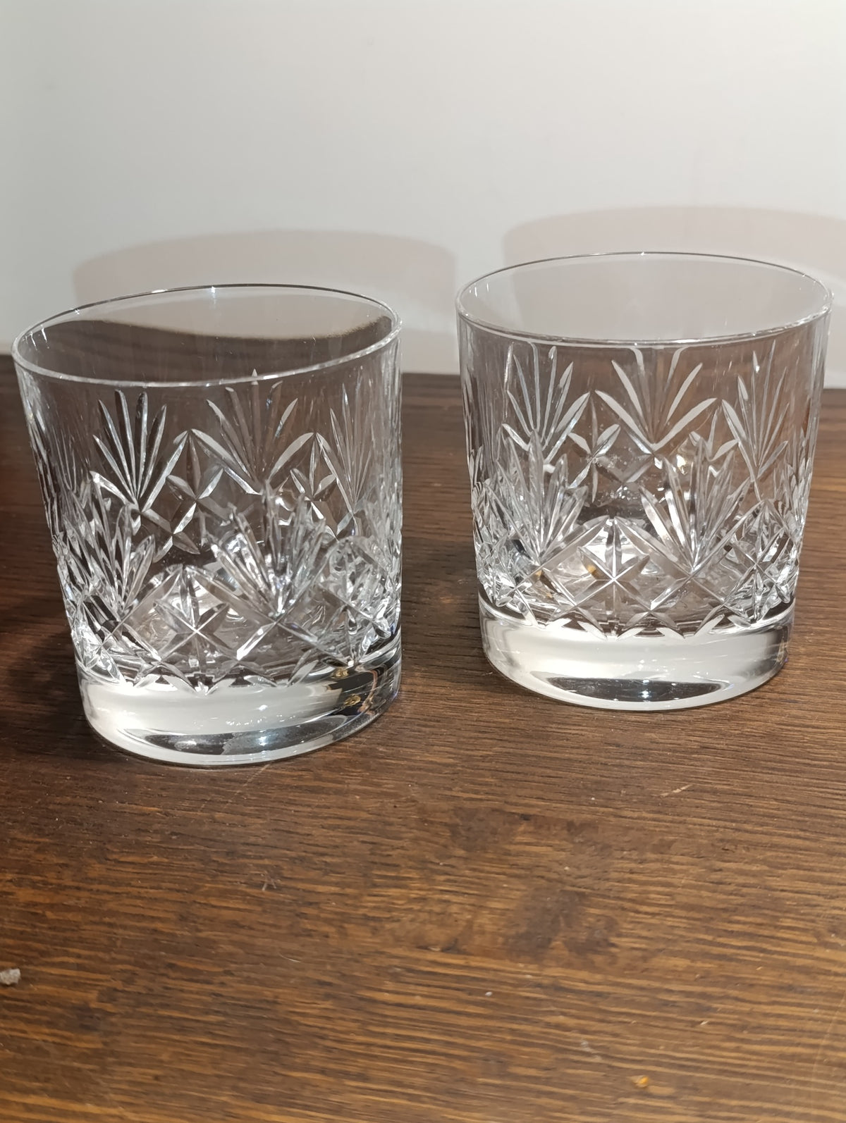 Lot de 2 verres à whisky en cristal signés