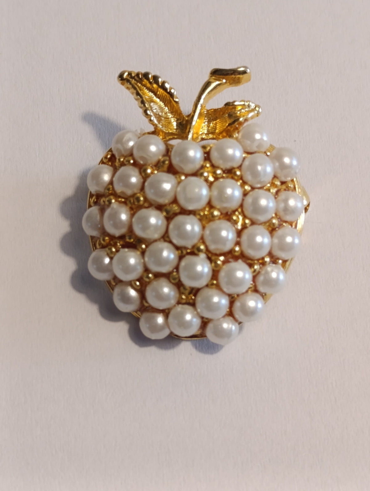 Broche pomme en métal doré et perles d’imitation – vue de l’exemplaire BIJ001