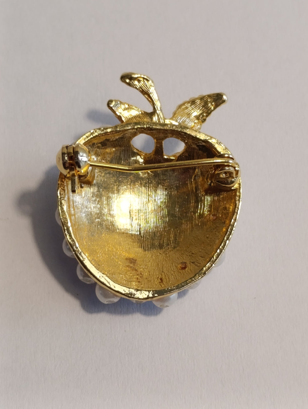 Broche pomme en métal doré et perles d’imitation – vue de l’exemplaire BIJ001