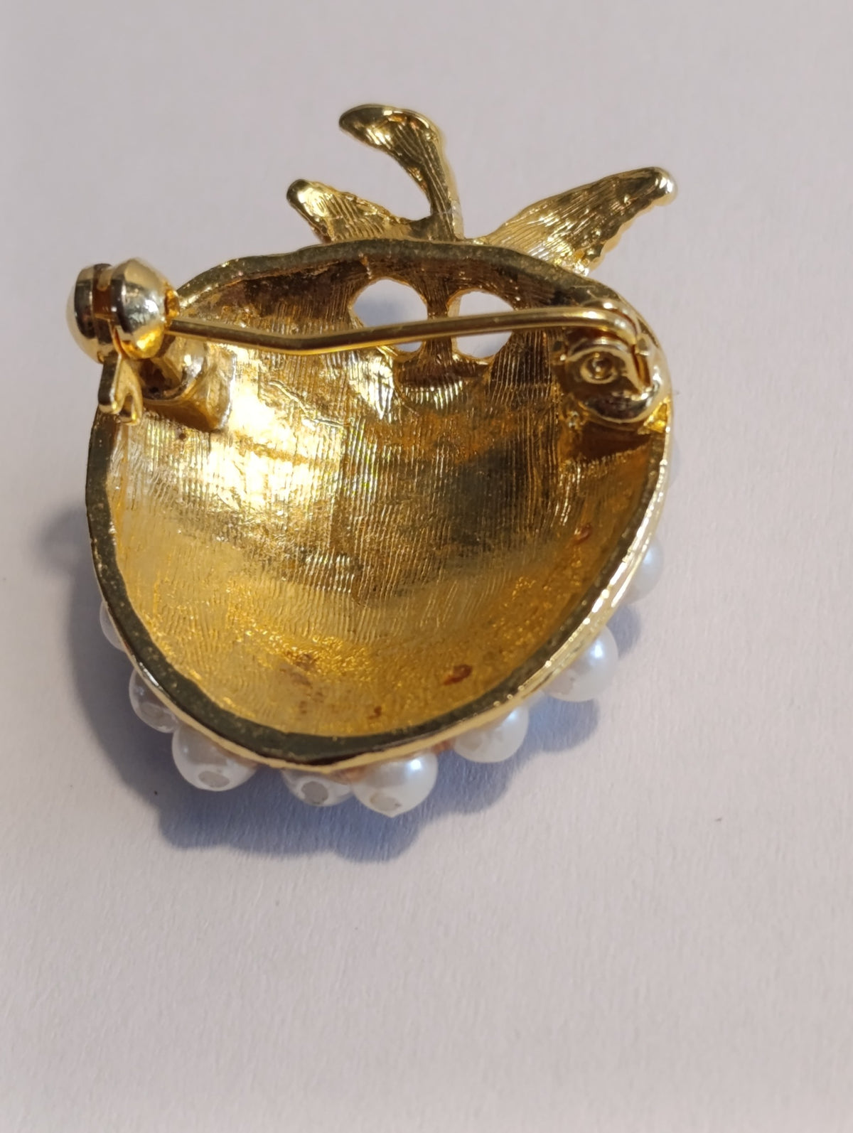 Broche pomme en métal doré et perles d’imitation – vue de l’exemplaire BIJ001