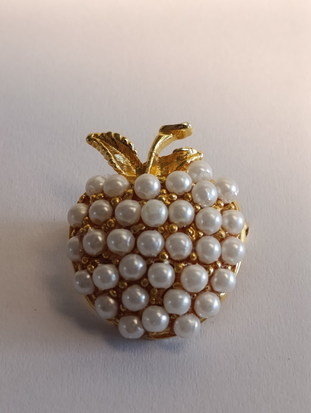 Broche pomme en métal doré et perles d’imitation – vue de l’exemplaire BIJ001