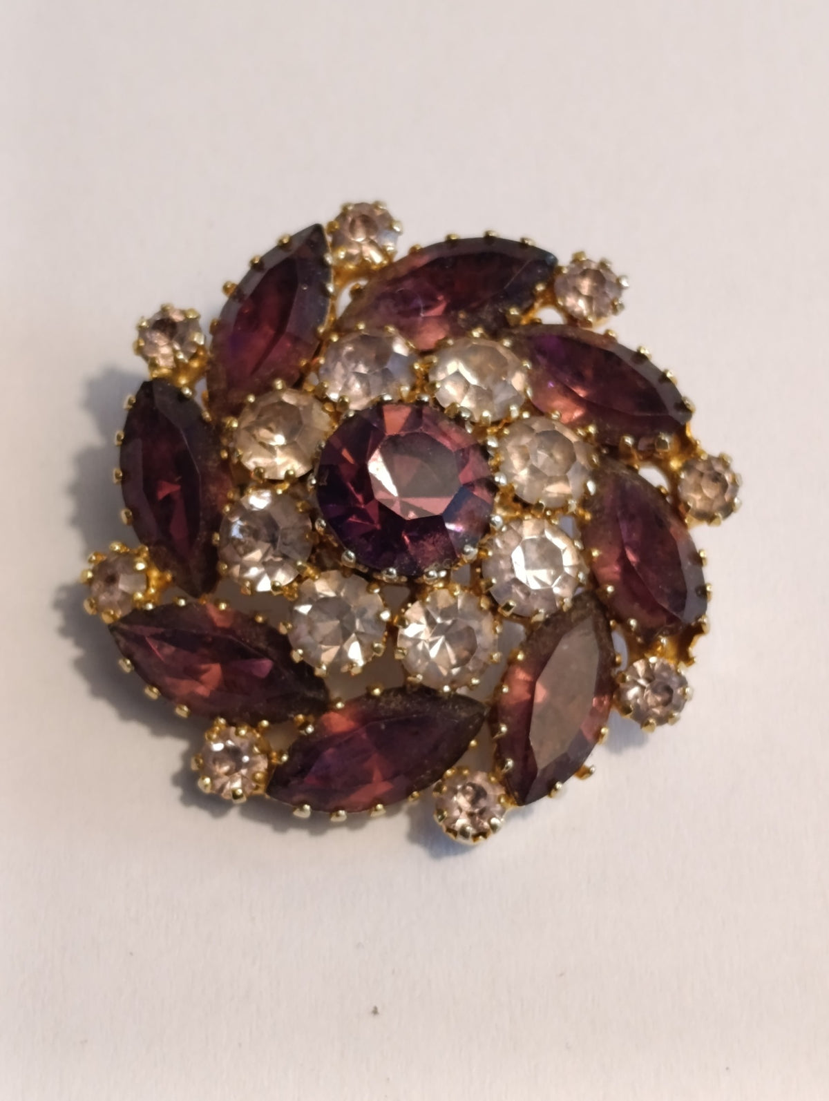 Broche ronde à strass violets et clairs – détail de l’exemplaire