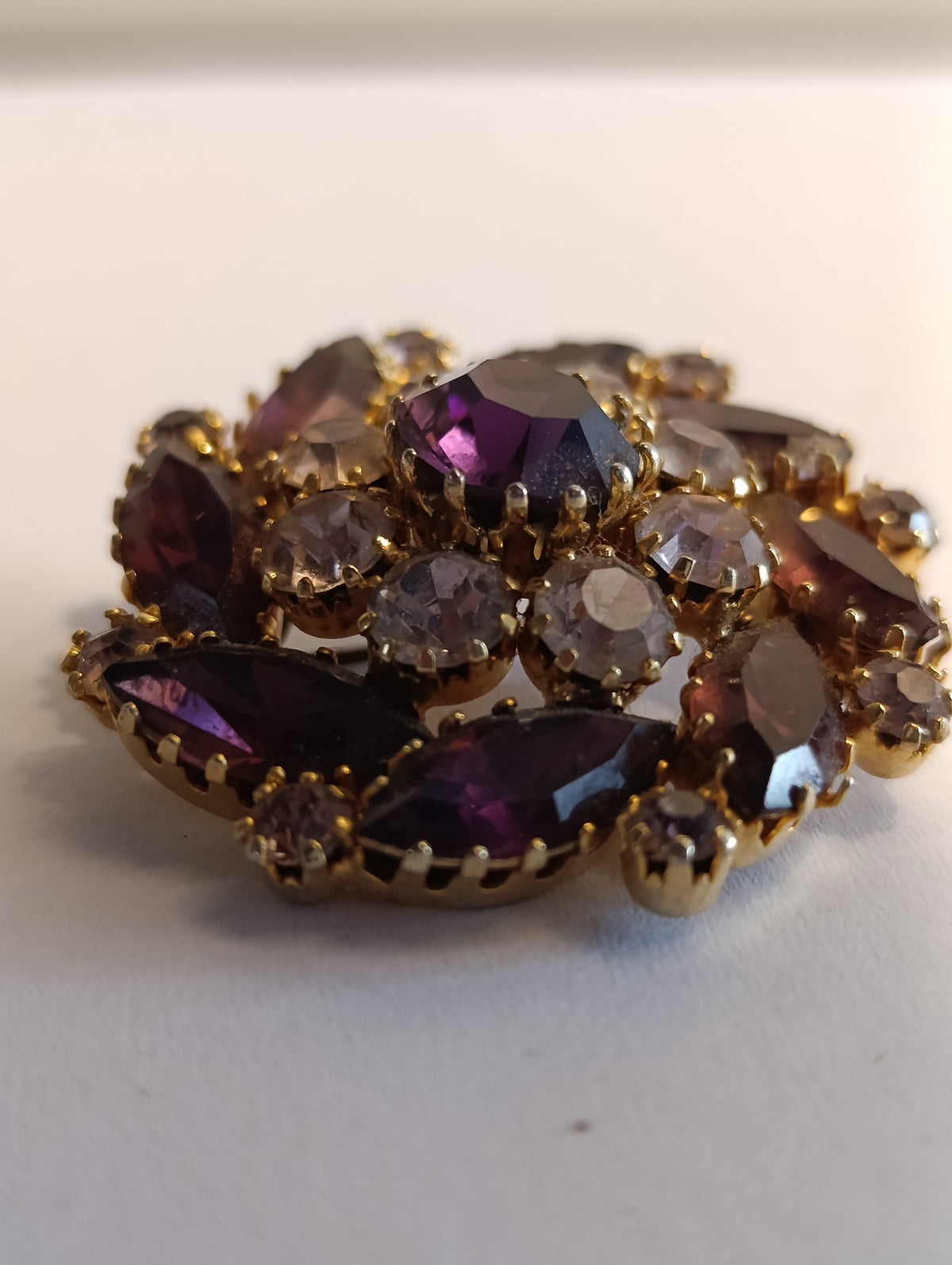 Broche ronde à strass violets et clairs – détail de l’exemplaire