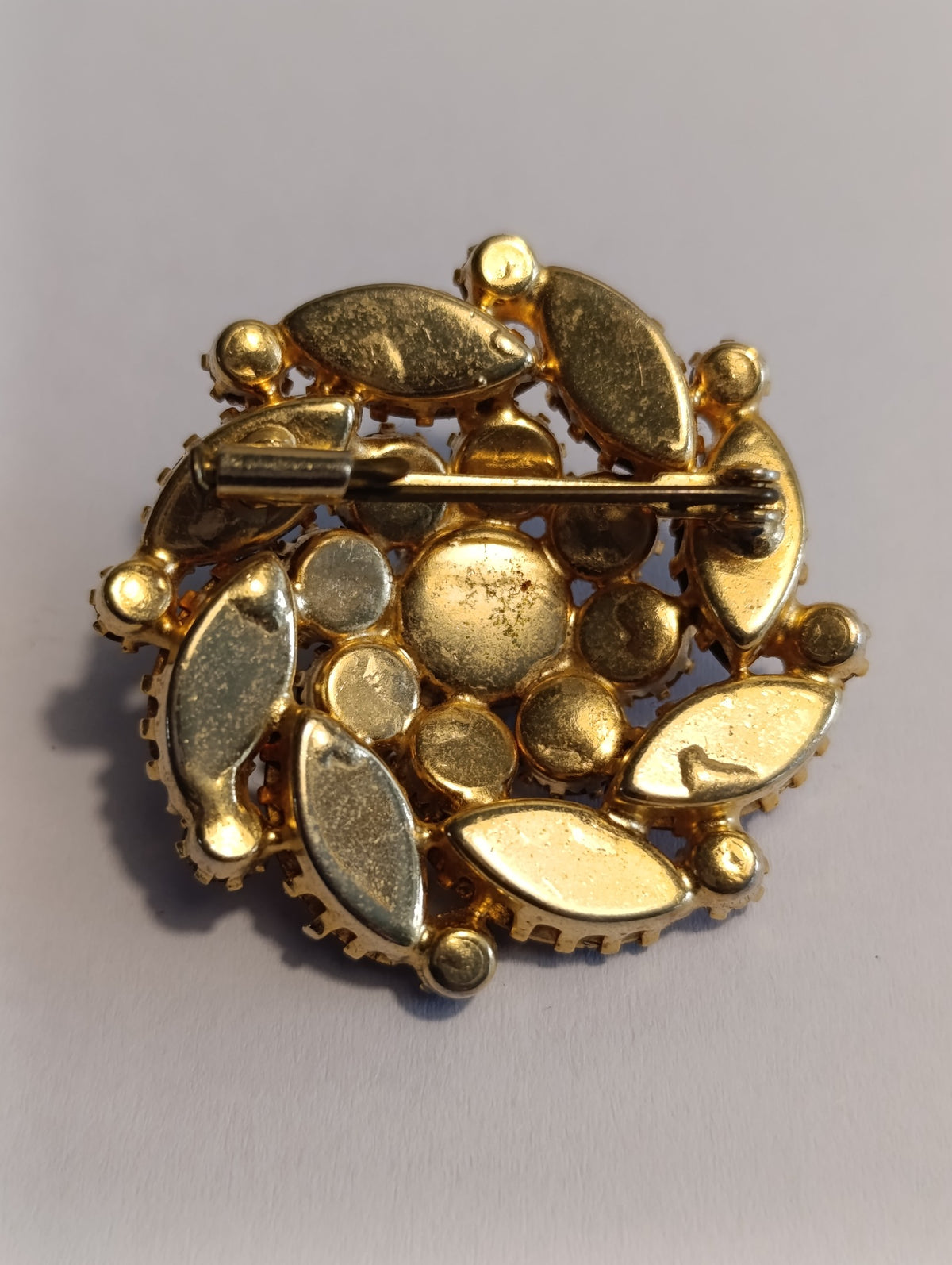 Broche ronde à strass violets et clairs – détail de l’exemplaire