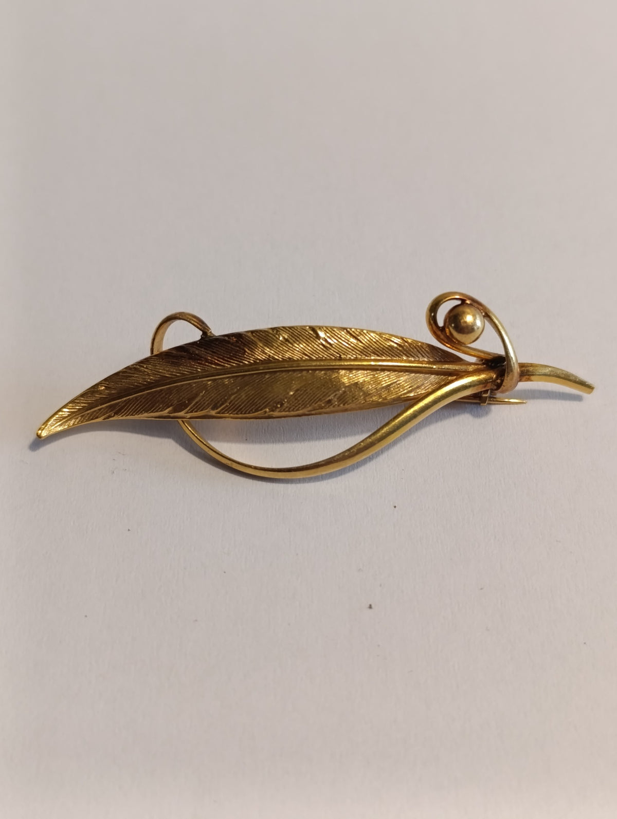 Broche feuille dorée – détail de l’exemplaire