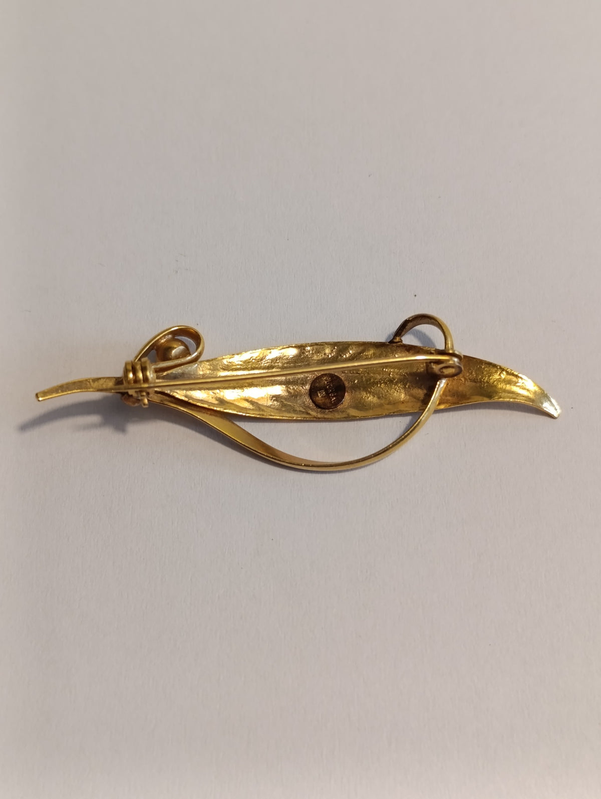 Broche feuille dorée – détail de l’exemplaire