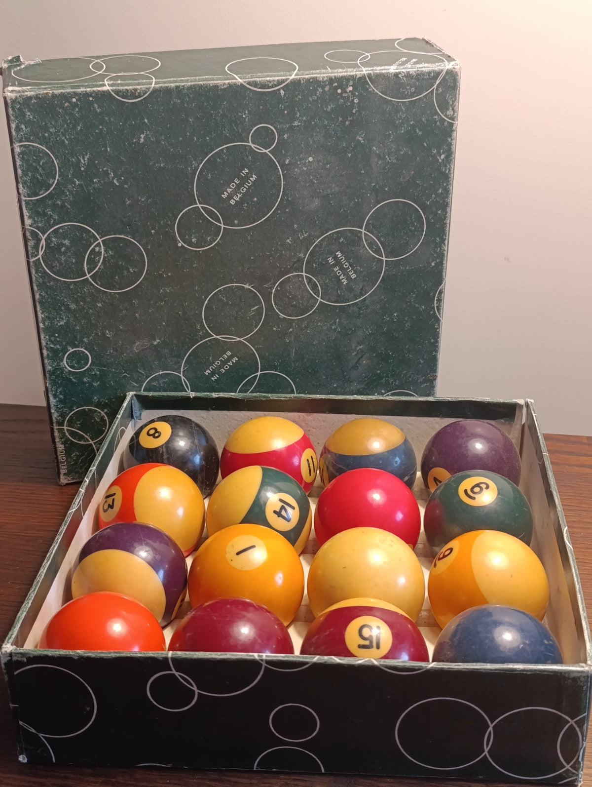 Lot de 16 boules de billard vintage dans une boîte marquée Made in Belgium