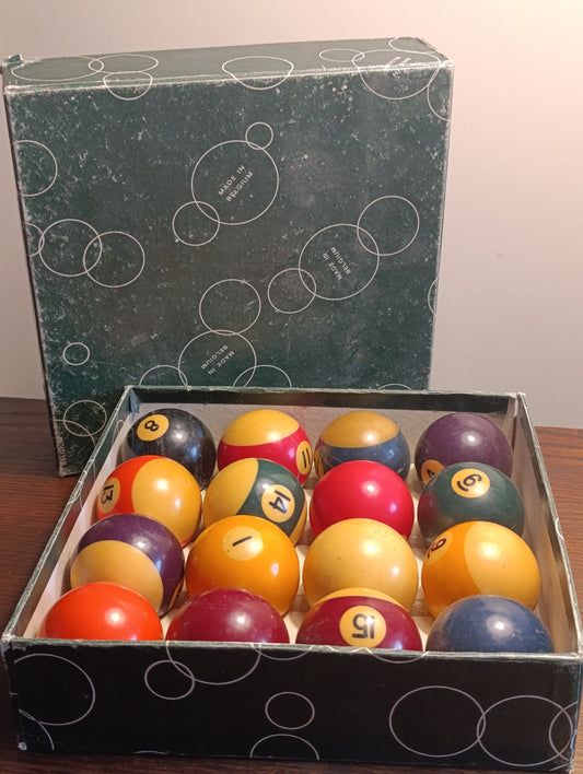 Lot de 16 boules de billard vintage dans une boîte marquée Made in Belgium