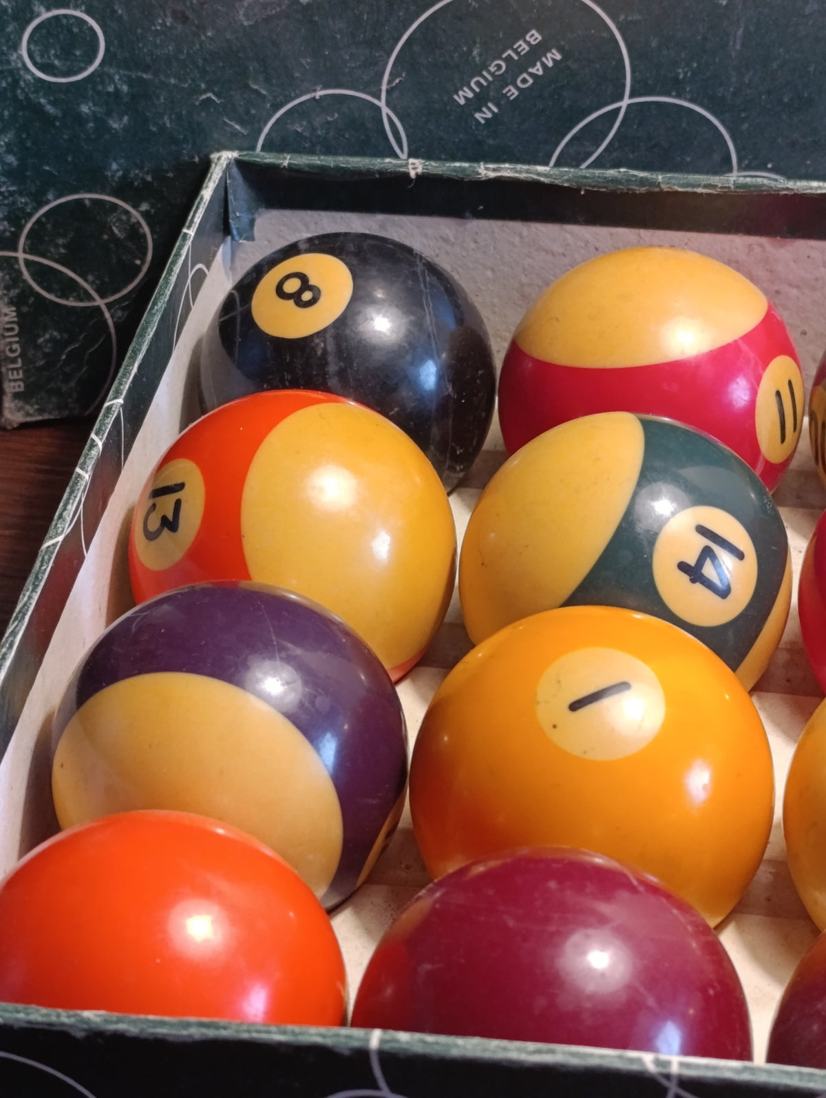 Détail des boules de billard numérotées et de leur patine