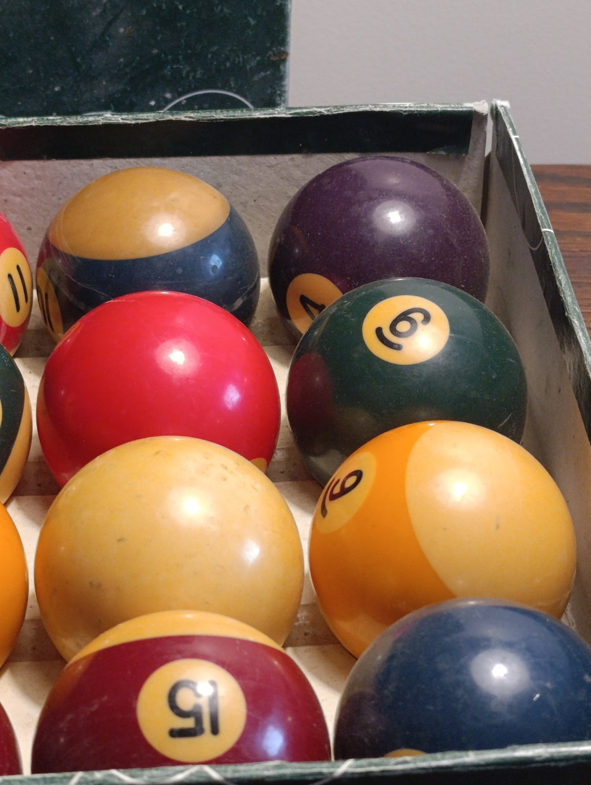 Boules pleines et rayées avec traces d’usage