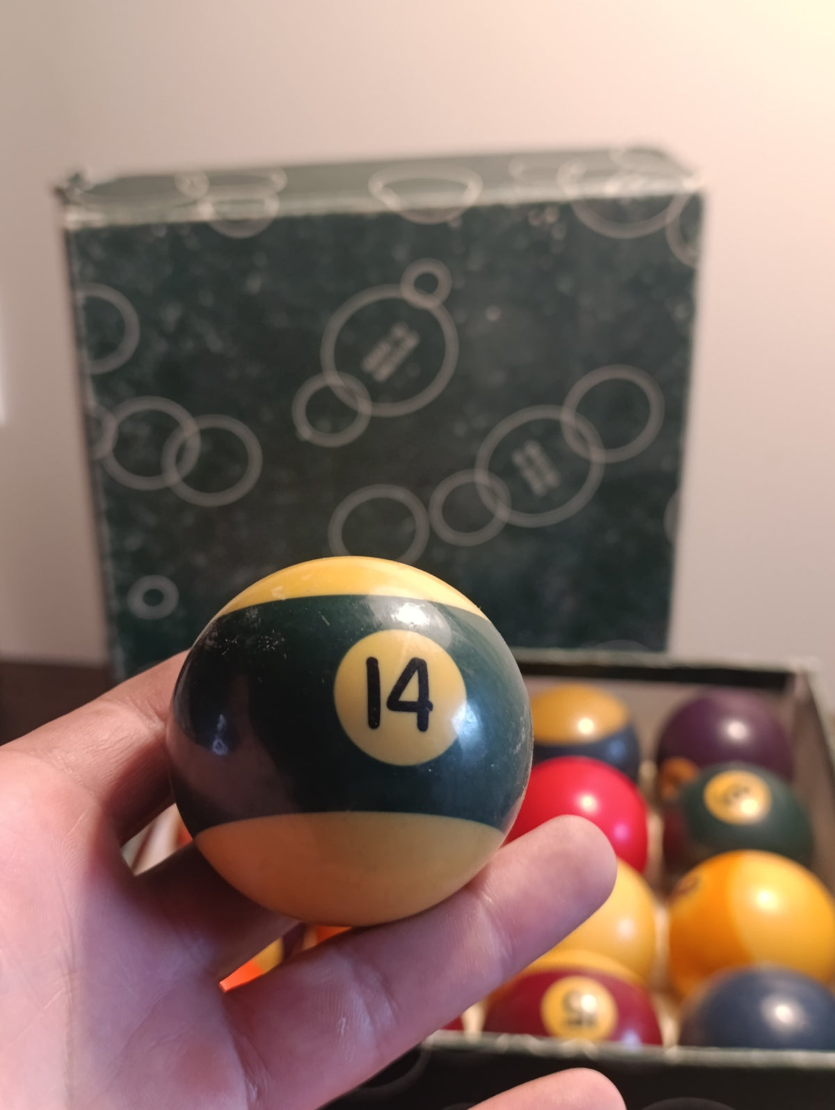 Gros plan de la boule de billard numéro 14