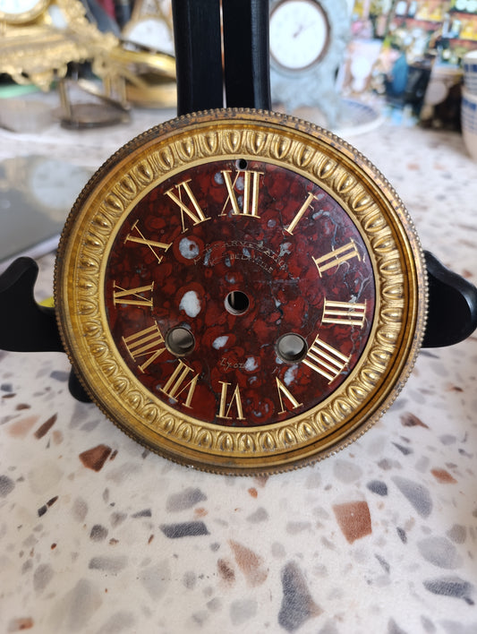 Cadran ancien imitation marbre rouge pour pendule de cheminée – chiffres romains dorés – diamètre 11,3 cm