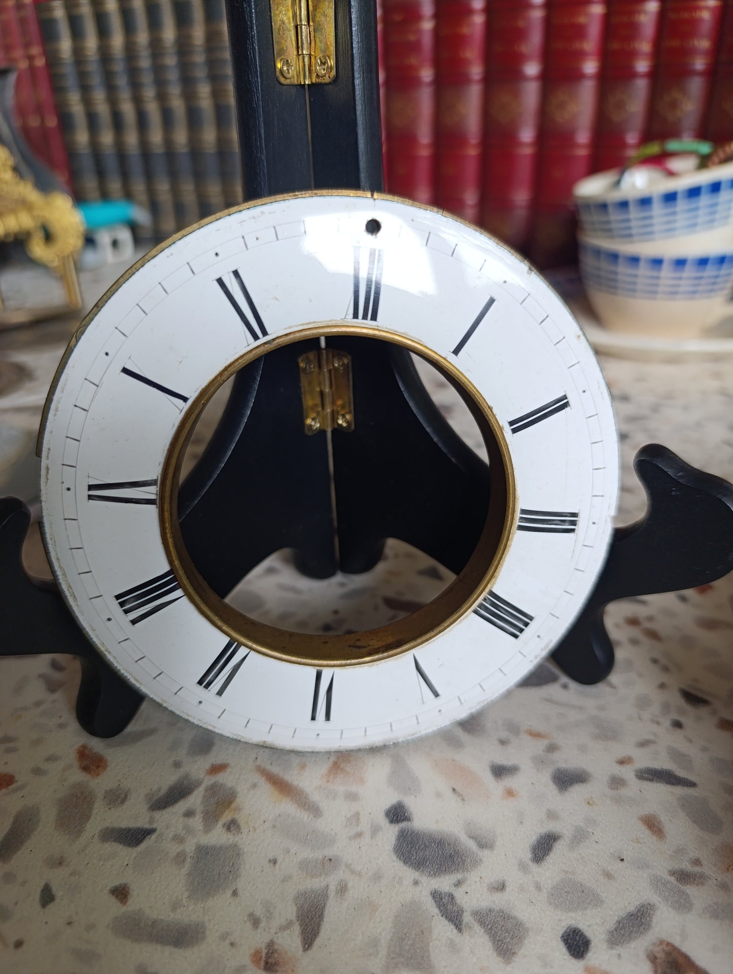 Cadran annulaire émaillé ancien de pendule de cheminée chiffres romains