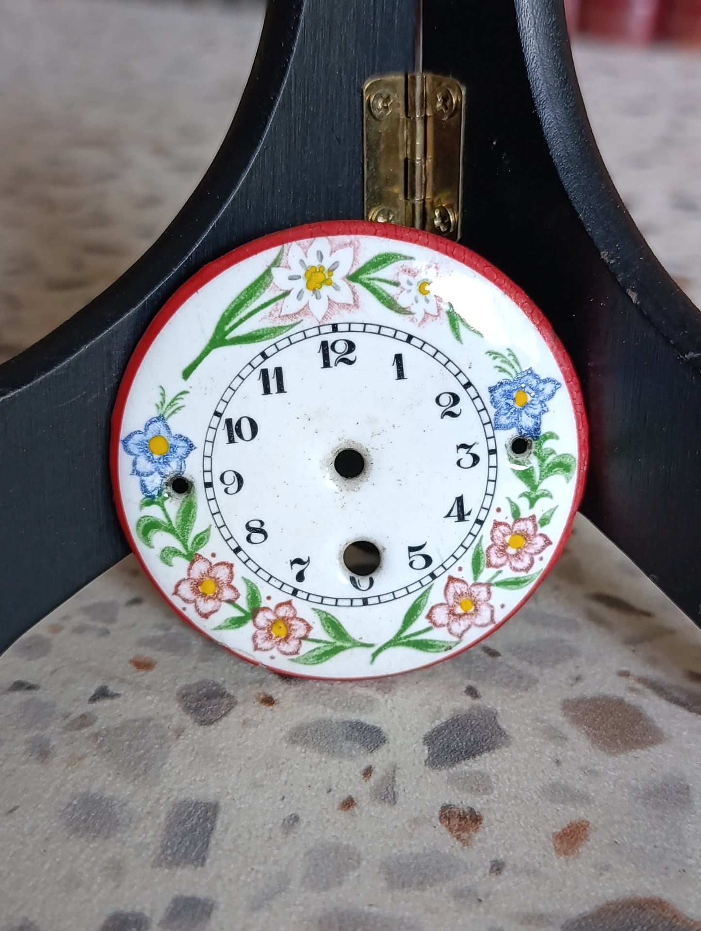 Ancien cadran émaillé de pendulette à décor floral – Ø 6,2 cm – pièce d’horlogerie