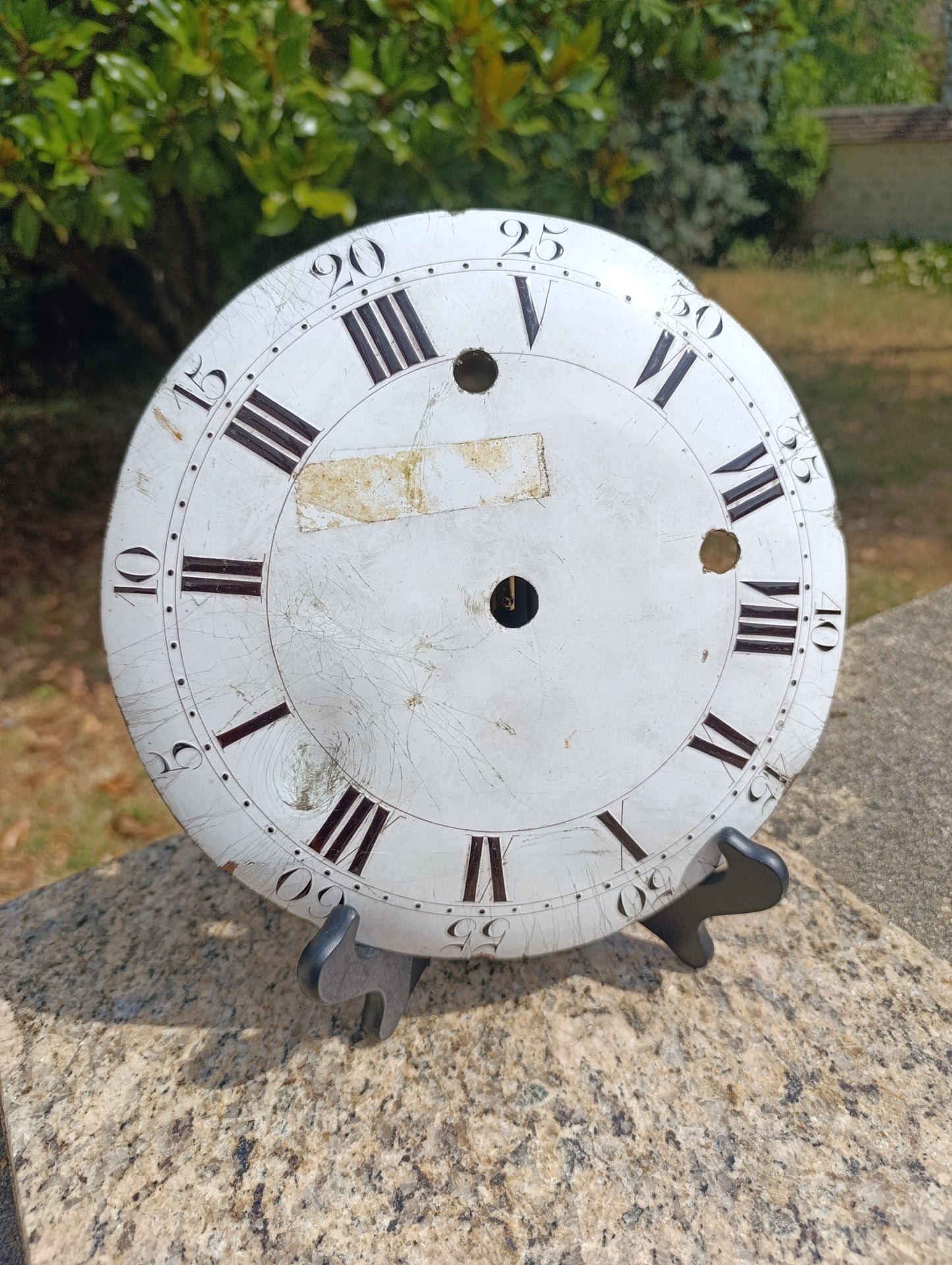 Ancien cadran émaillé d’horloge comtoise – Chiffres romains et calendrier – 24,2 cm