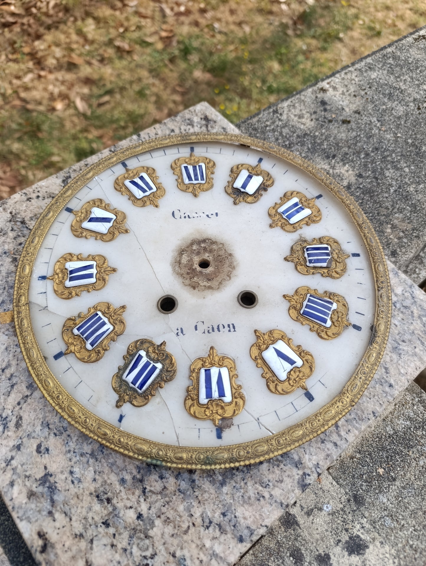 Cadran ancien de pendule à cartouches émaillés – Caen – Ø 25,5 cm