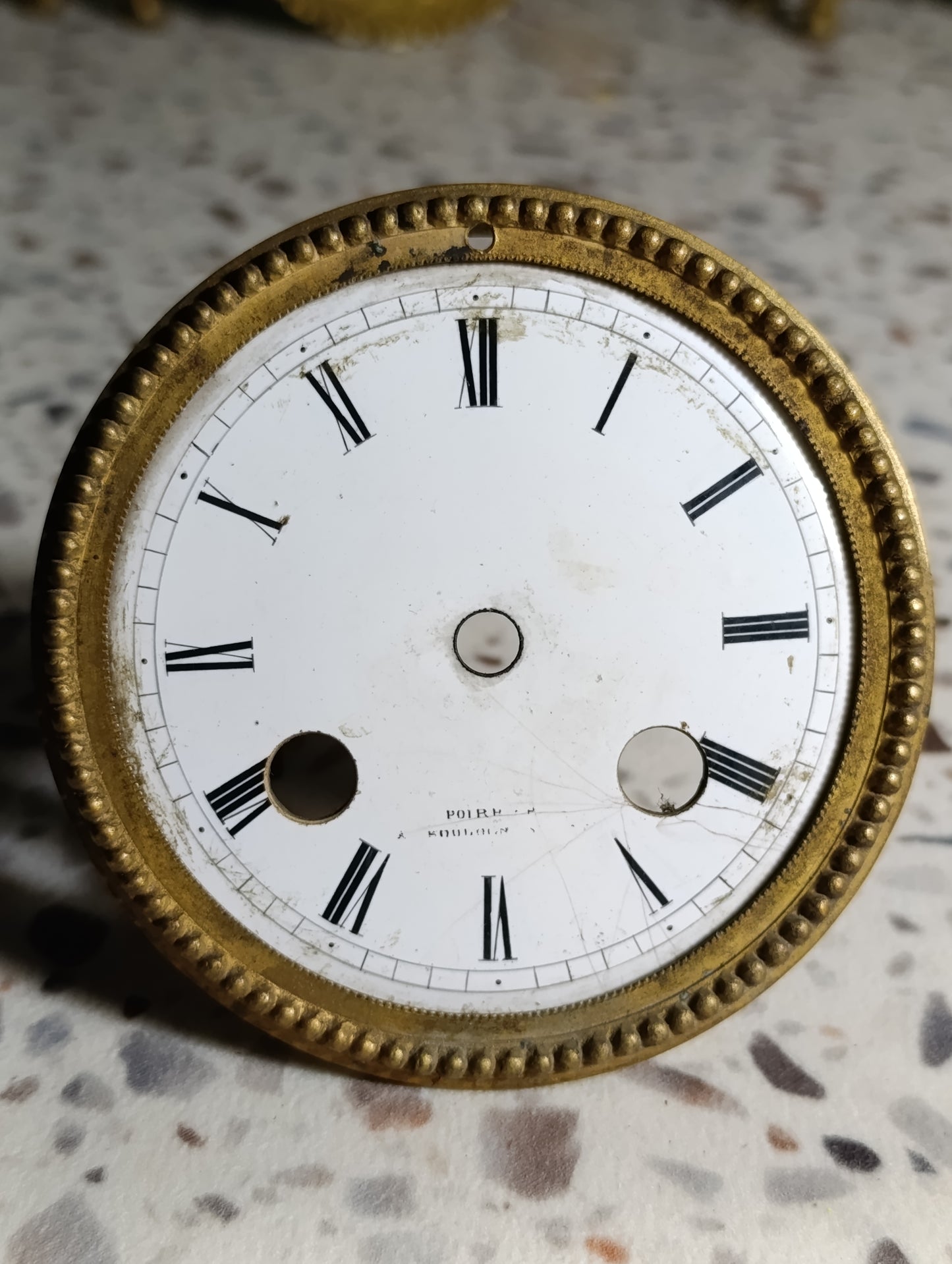 Cadran ancien de pendule en émail signé Poiret à Neuilly avec entourage en laiton perlé – Pour pièces
