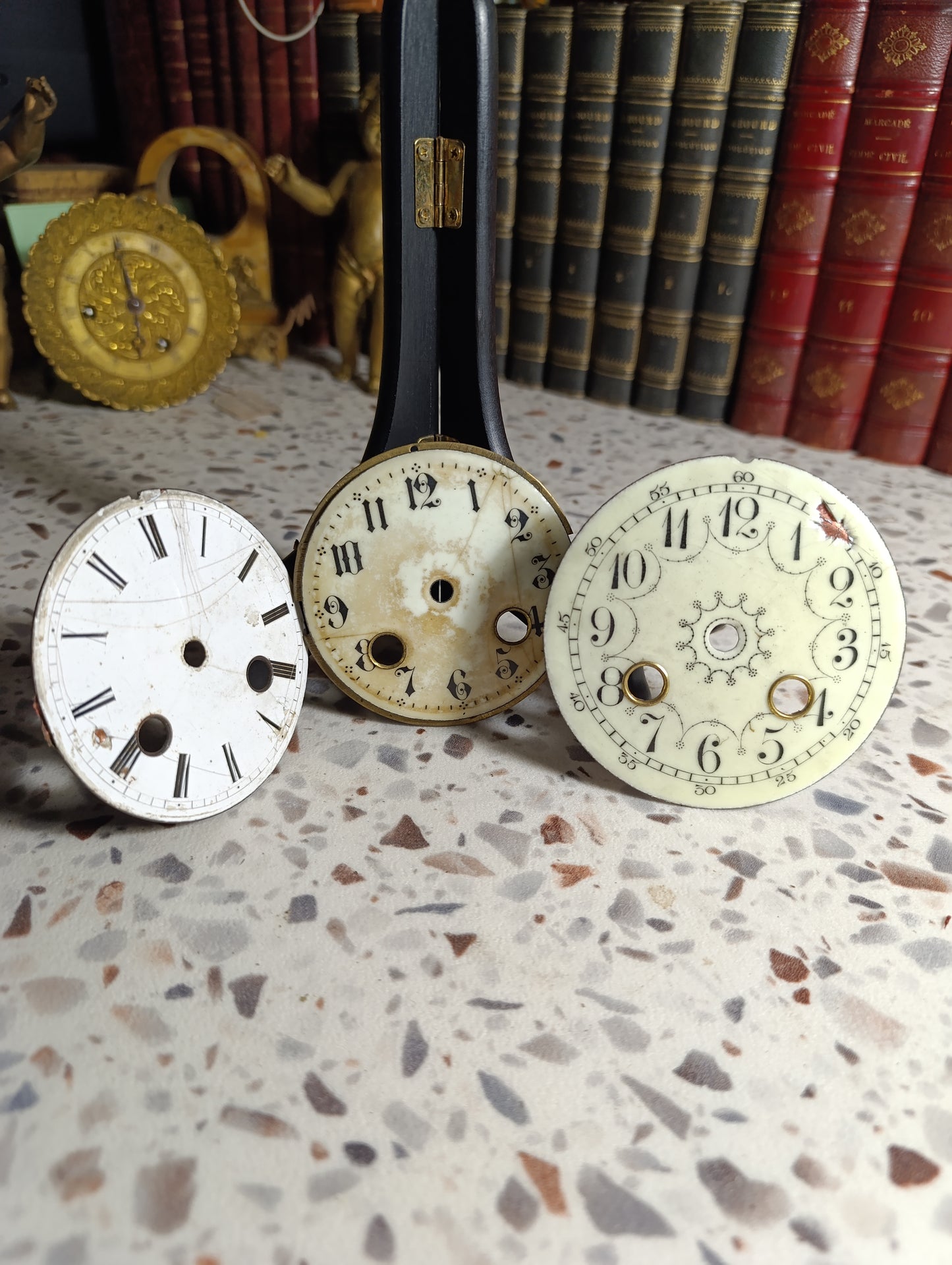 Lot de 5 cadrans d'horloge anciens à restaurer – Émail et tôle – Pour pièces ou restauration
