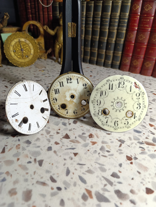 Lot de 5 cadrans d'horloge anciens à restaurer – Émail et tôle – Pour pièces ou restauration