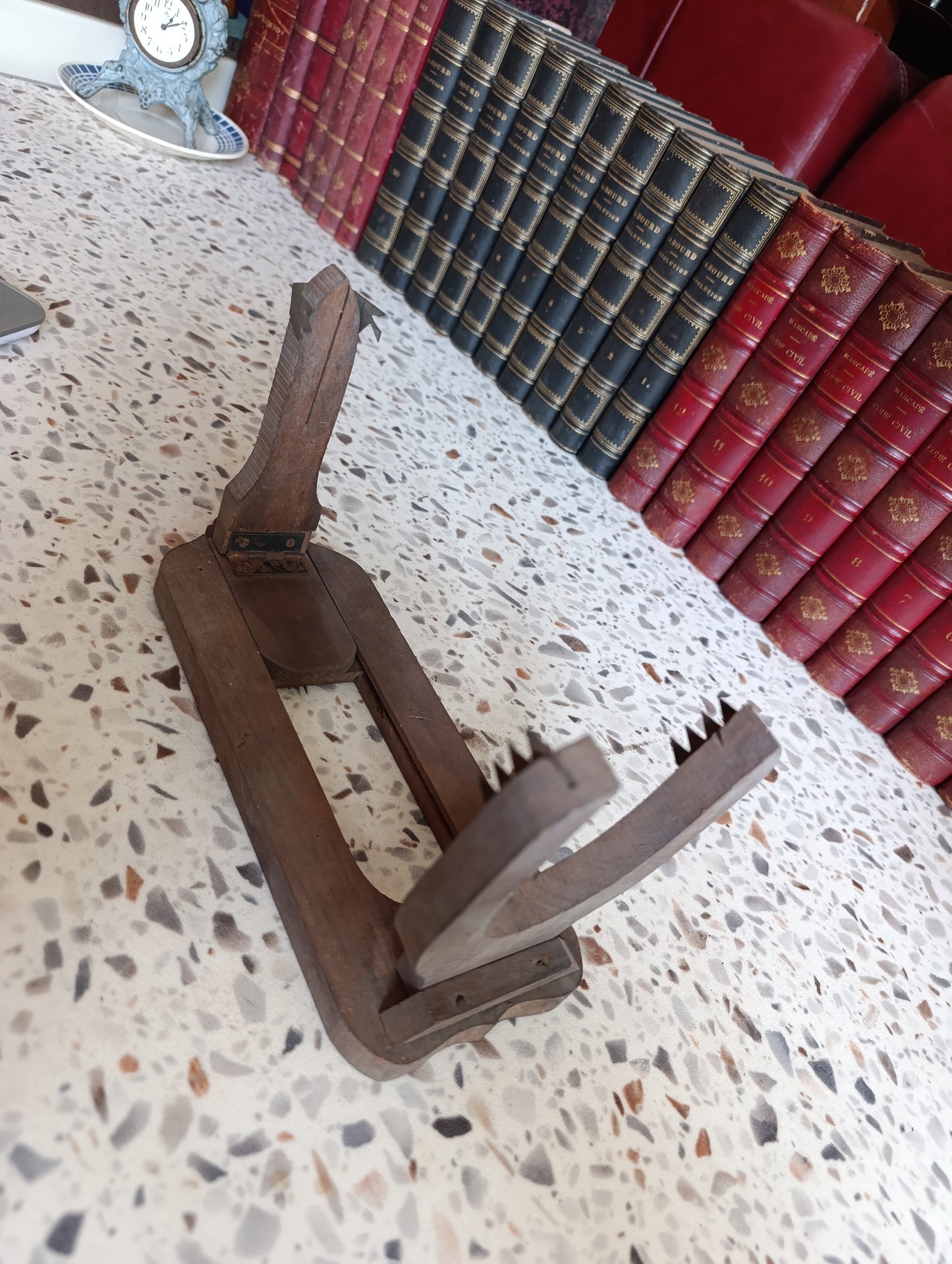 Chevalet d'horloger ancien en bois – Porte-mouvement pour horloge et pendule