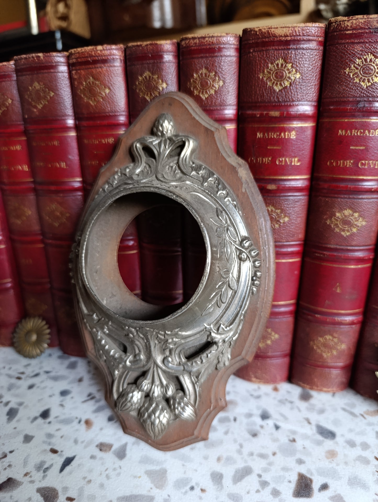 Encadrement ancien en bois pour pendule œil-de-bœuf avec entourage en étain décor Art nouveau