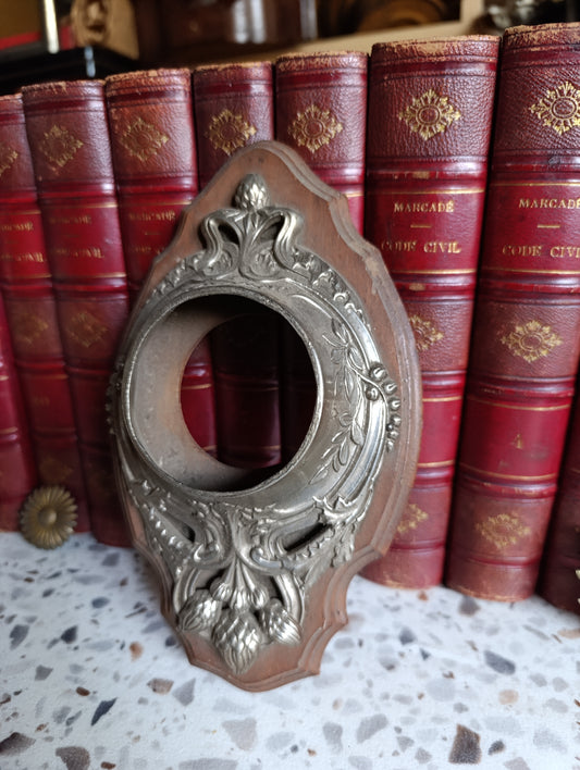 Encadrement ancien en bois pour pendule œil-de-bœuf avec entourage en étain décor Art nouveau