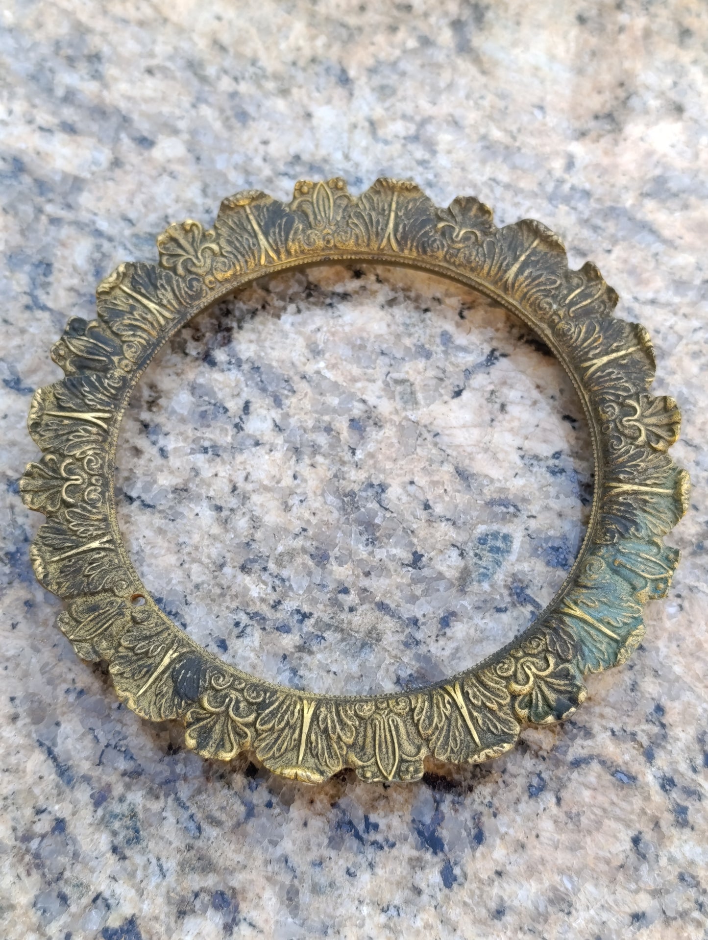 Entourage ancien de cadran d'horloge en laiton décoré – 12,8 cm – pour restauration